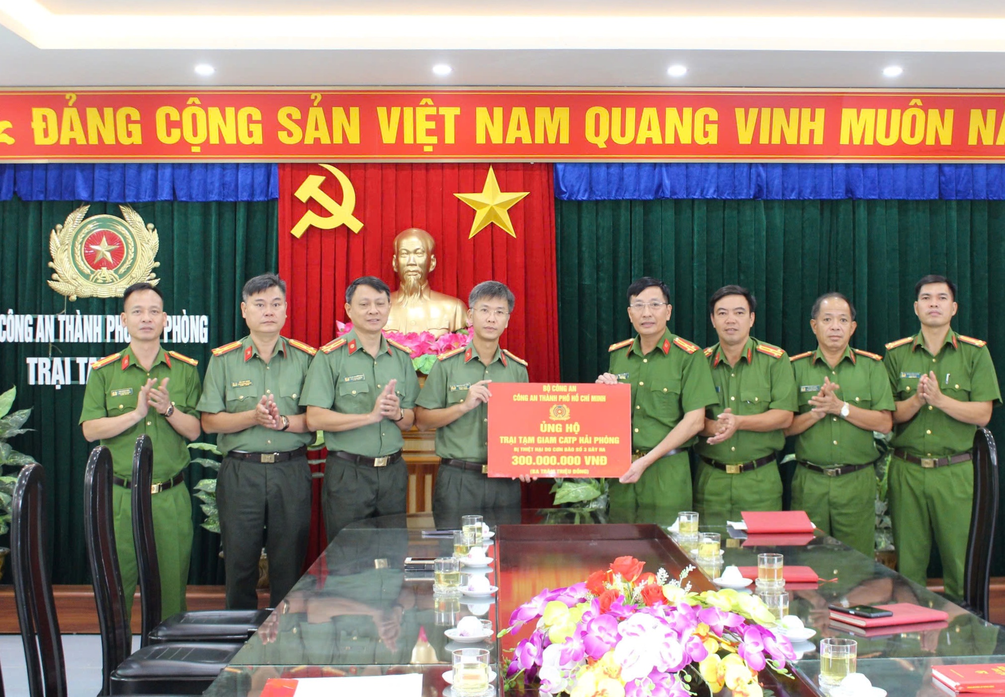 Trao kinh phí do Công an thành phố Hồ Chí Minh hỗ trợ khắc phục hậu quả bão số 3